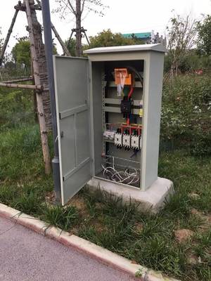 危險(xiǎn)！鄧州某小公園配電柜門敞開 市民安全誰(shuí)來(lái)管？